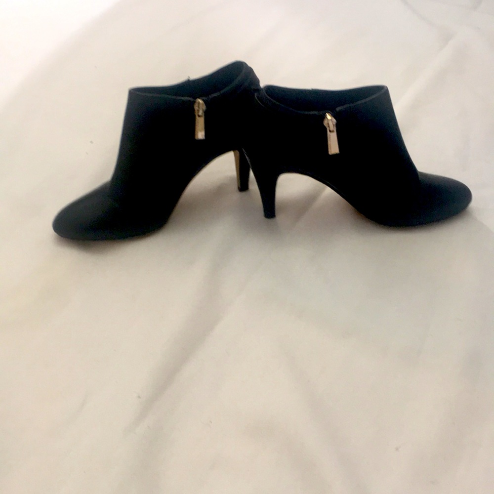 Vince Camuto Black Size 6 Bootie.